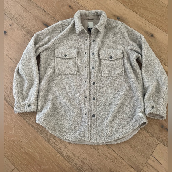 Vuori Jackets & Blazers - Vuori sycamore shirt jacket- this is the longer version. Size Large